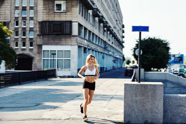 年轻女子在城市街道上奔跑