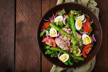 Salad with tuna, tomatoes, asparagus and onion. Salad Nicoise