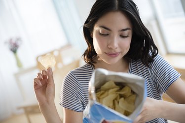 西班牙妇女阅读薯片包装袋上的成分