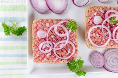 德国三明治mettbrotchen,包子和生肉洋葱和香菜,特写镜头