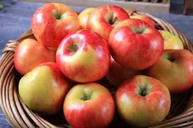 Study examines the benefits of organic apples versus conventional apples