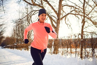 Woman going on an aerobic run in the winter to improve her pace