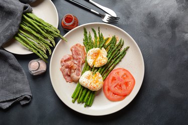 Benedict poached eggs with bacon