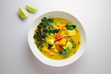 Goldenes Tofu-Curry und schwarzer Reis