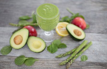 Creamy Avocado, Apple and Asparagus Smoothie