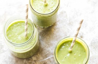 Anti-inflammatory drink Everyday Green Smoothie in mason jars with straws