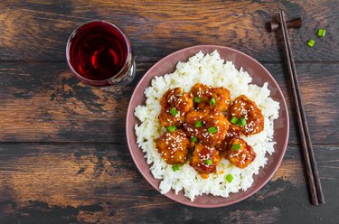 Crispy sesame chicken with white rice, which is low in calories