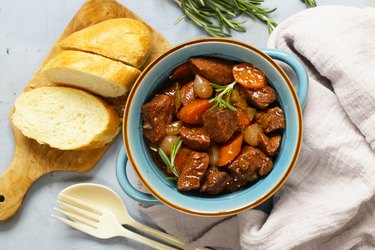 传统牛肉浓汤,牛肉bourguigno。炖肉和蔬菜