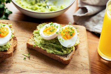 Toast with avocado and boiled egg, as an example of foods to eat to lose 40 pounds