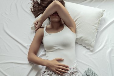 person with lower abdomen pain when lying down in bed