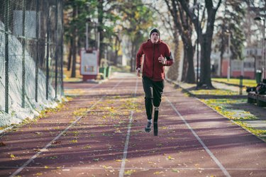 假肢,在室外跑步的人在一个区间运行期间跟踪演示卡路里烧毁