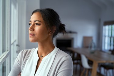 深思熟虑的黑人女性寻找外面的窗口