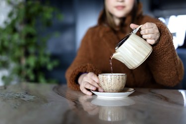 近距离的医生将花草茶冷救援起初感冒的迹象