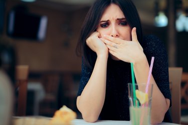 在餐馆恶心的女人感到恶心