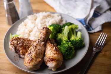 teriyaki chicken drumsticks with broccoli and brown rice, as an example of what to eat before a weigh-in