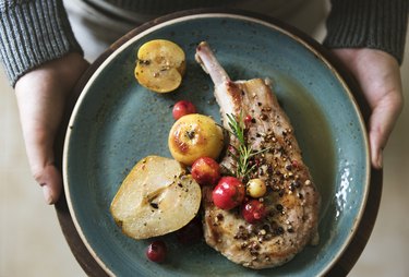 arginine-rich pork chops with apples and rosemary