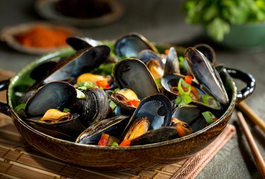 Boiled manganese-rich mussels in pot