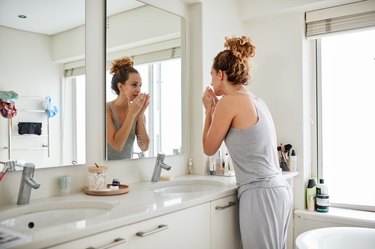 一个女人检查她的酮呼吸气味在浴室里