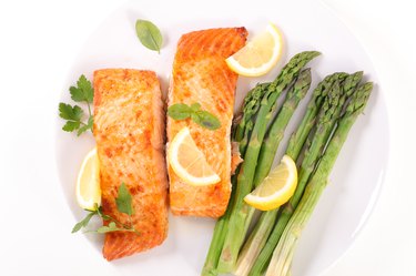 grilled salmon with asparagus and lemon