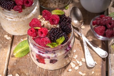 Overnight oatmeal with berries
