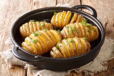 经典配方Hasselback土豆煎锅的特写。水平