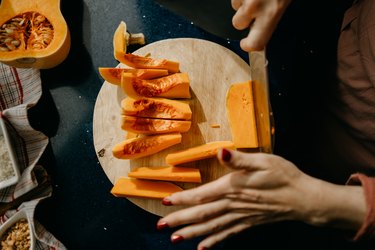 近的一个人切木砧板上的冬南瓜,导致carotenemia代表食物