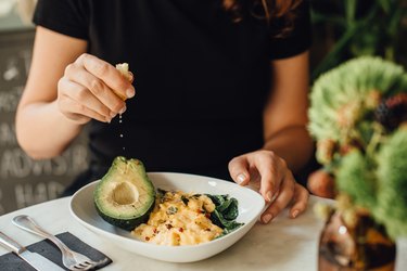 中段吃炒鸡蛋和avocado早餐