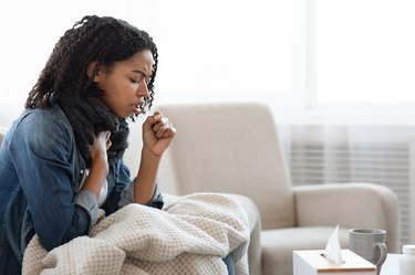 在家里生病的黑人女性咳嗽困难