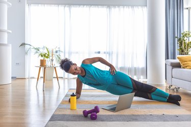 I tried this dumbbell abs workout that sculpts your core in 15