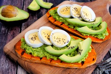 Sweet potato toasts with avocado, eggs and chia seeds, as an example of a good breakfast for acid reflux