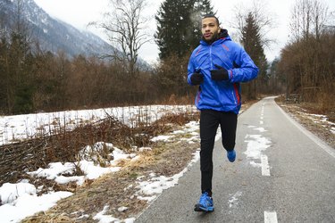 Person dressed in winter workout clothes running outside in the winter to demonstrate running in cold weather and lung damage.