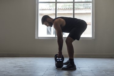 男人用Kettlebells锻炼,交叉训练的概念