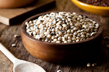 molybdenum-rich Black-eyed Peas in wooden bowl