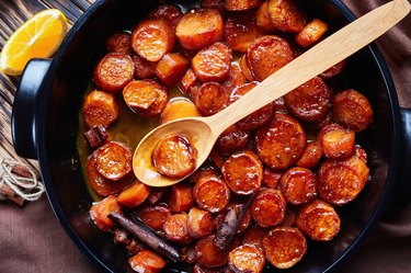 crockpot candied yams, thanksgiving sweet potatoes cooked with cinnamon, brown sugar and butter