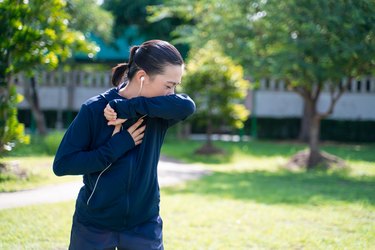 外面女人打喷嚏运动后