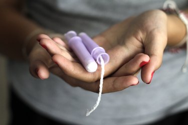 近距离视图二叉插入tampon表示疼痛