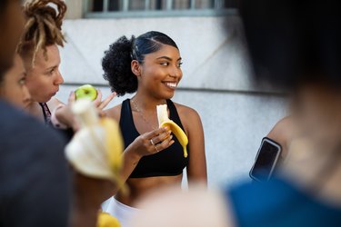 Group of people eating bananas after a workout session, as a way to reduce inflammation