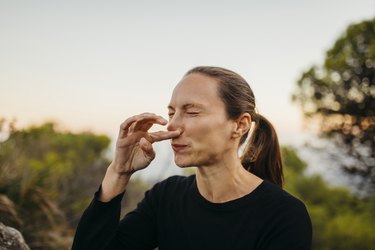 一个人与一个马尾辫外面摸不着发痒的鼻子