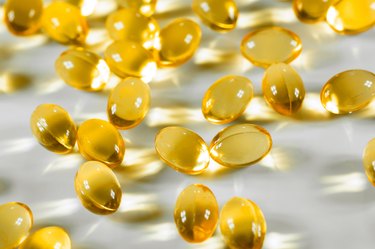 白色背景的Omega - 3胶囊。复制文本空间。鱼类脂肪，保健理念