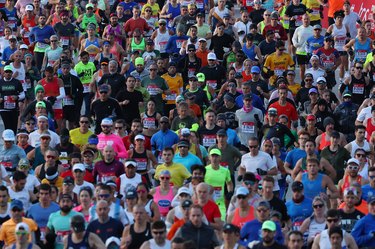 一大群跑步者在2022 Chicago Marathon.