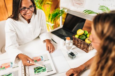 Nutritionist and Client Discussing Balanced Nutrition Plan and benefits of seeing a nutritionist