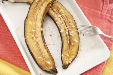 Baked grilled banana halves with honey and nuts.