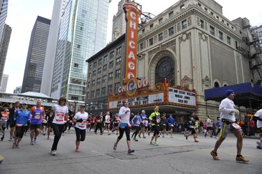 People running the Chicago Marathon