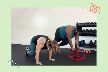 Personal trainer in teal leggings and a black tank top demonstrating how to do the mountain climber exercise, while another trainer in a teal top and black leggings shows how to do incline mountain climbers