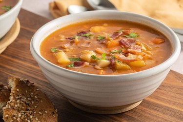 Slow Cooker Chunky Manhattan Clam Chowder