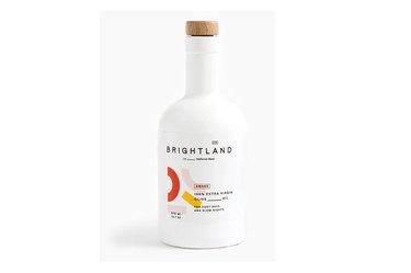 一瓶brightland特级初榨橄榄油，白色背景
