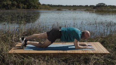 4. Knee touch plank