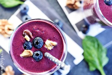 Blueberry Smoothie With Spinach and Walnuts