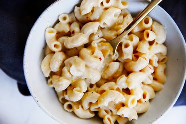 White bowl of elbow macaroni and cheese.