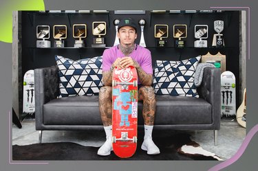 滑板Nyjah Huston坐灰沙发